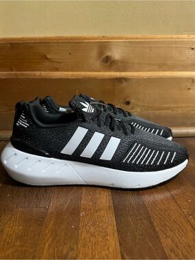 Women Adidas size 8.5 brand new